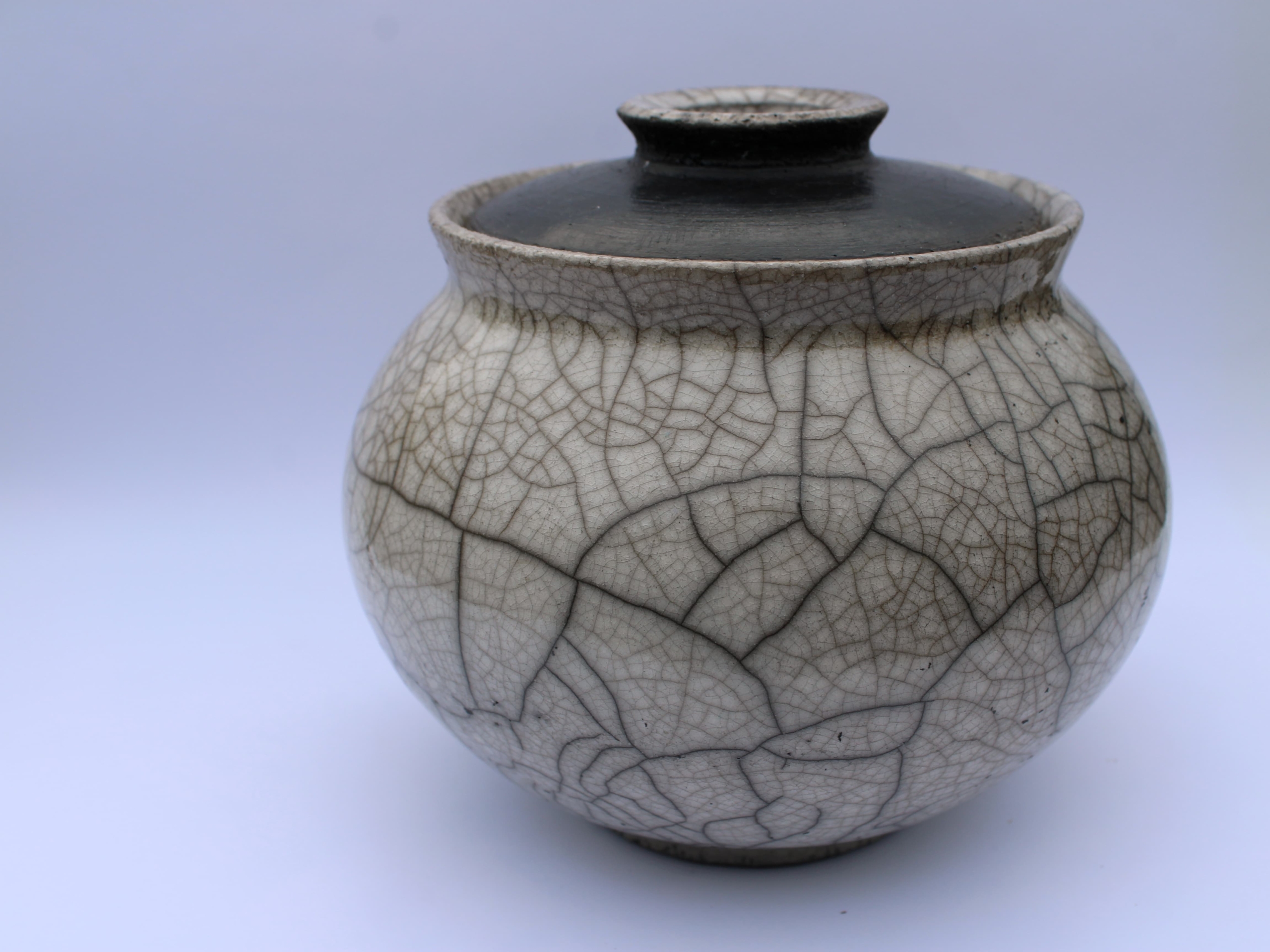 Handgemachte Keramikdose aus dem Raku Brand