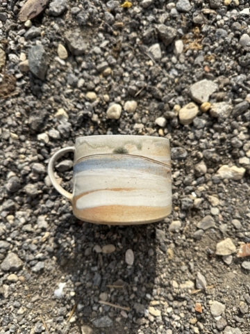 Handgedrehte Tasse aus dem Holzbrand